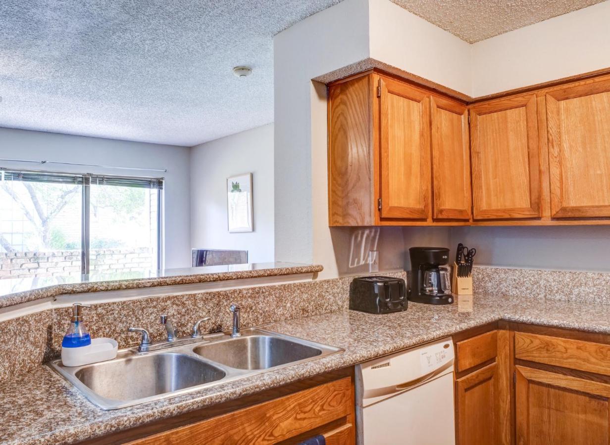 Lovely 2 Bedroom, 1 Bath Condo With Pools And Gym. Houston Exterior foto